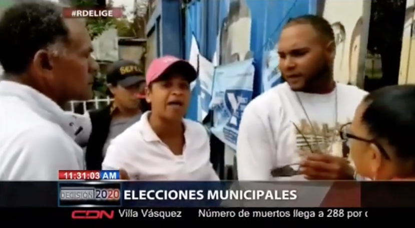 Dos Mujeres Casi Se Entran A Golpes Por Una Intentar Pasarse La Fina De Votación
