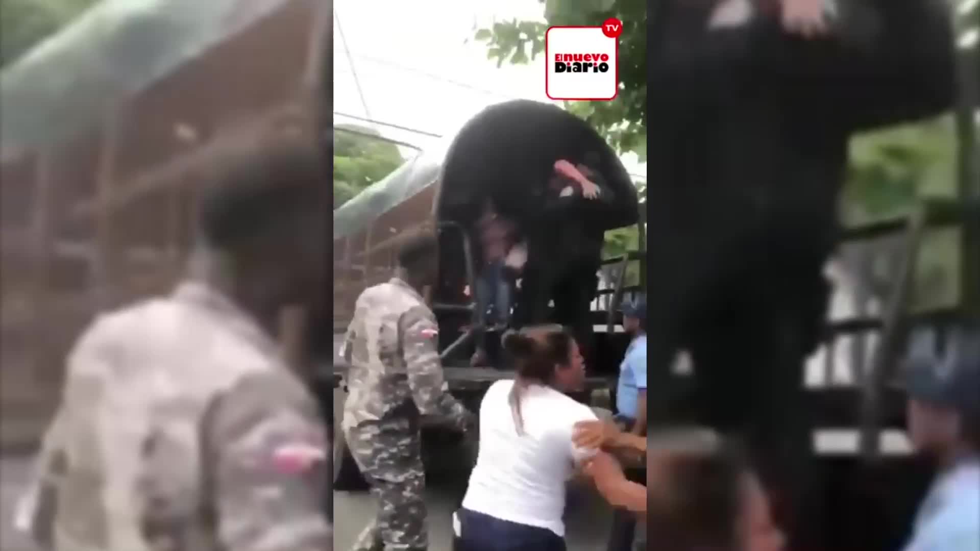 Se Las Llevaban Detenidas, Pero Se Negaron Y Se Les “montó” El Hombre Araña