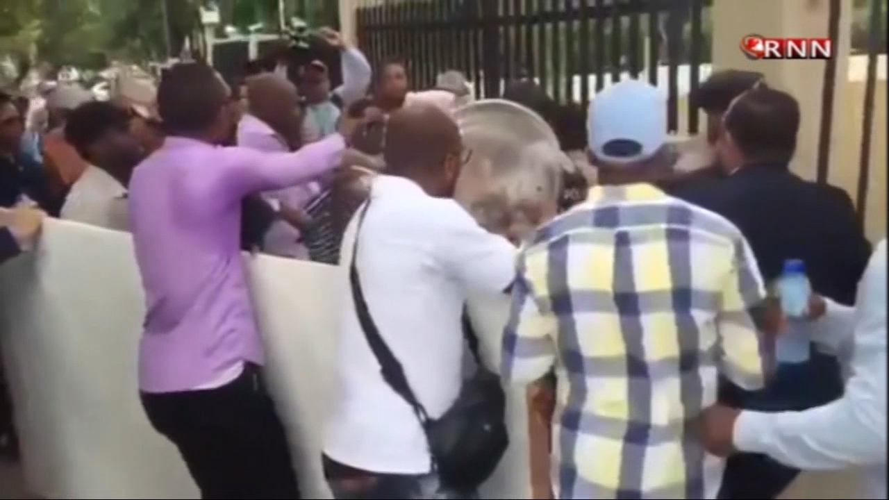 Recolección De Firmas Frente Al Congreso Se Vió Accidentadas Cuando Agentes Impidieron La Entrada De Artistas Plásticos