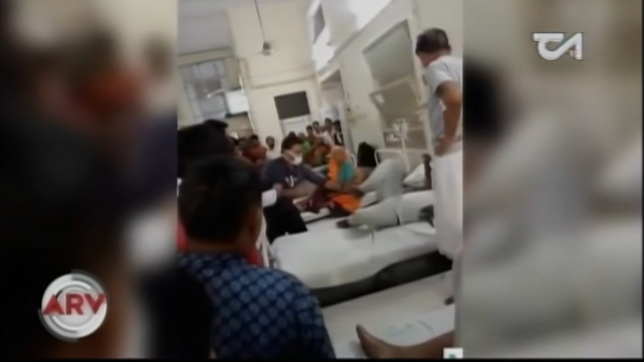 Médico De La India Golpea A Paciente Agresivo En Su Camilla