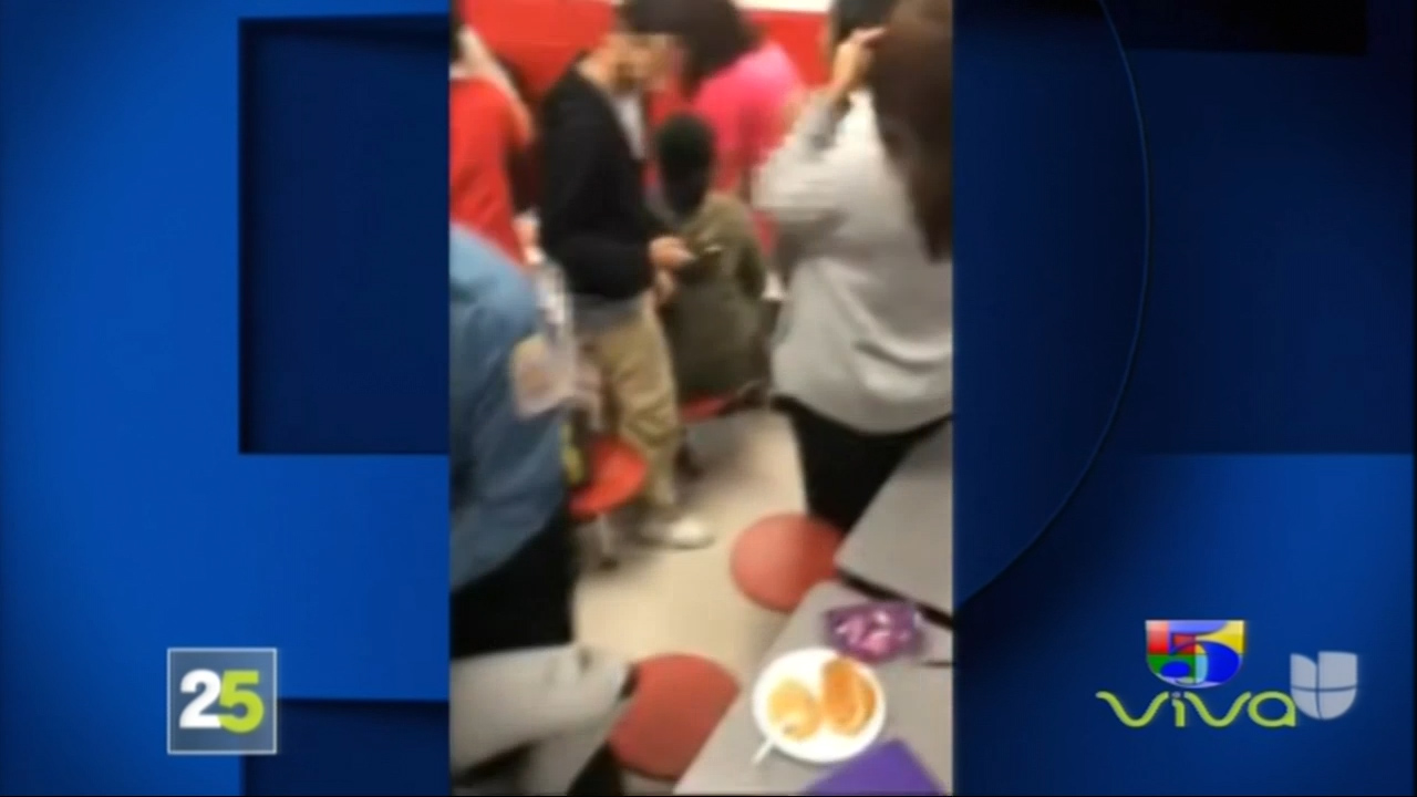 Tras La Controversia Se Encuentran Varios Guardias De Seguridad Por La Manera De Separar Una Pelea Entre Estudiantes