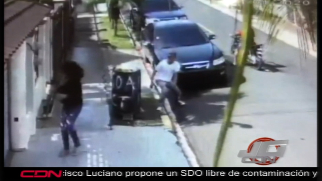 Captado En Cámara Momento Que Delincuentes Y Una Mujer Se Pelean Para Evitar El Asalto