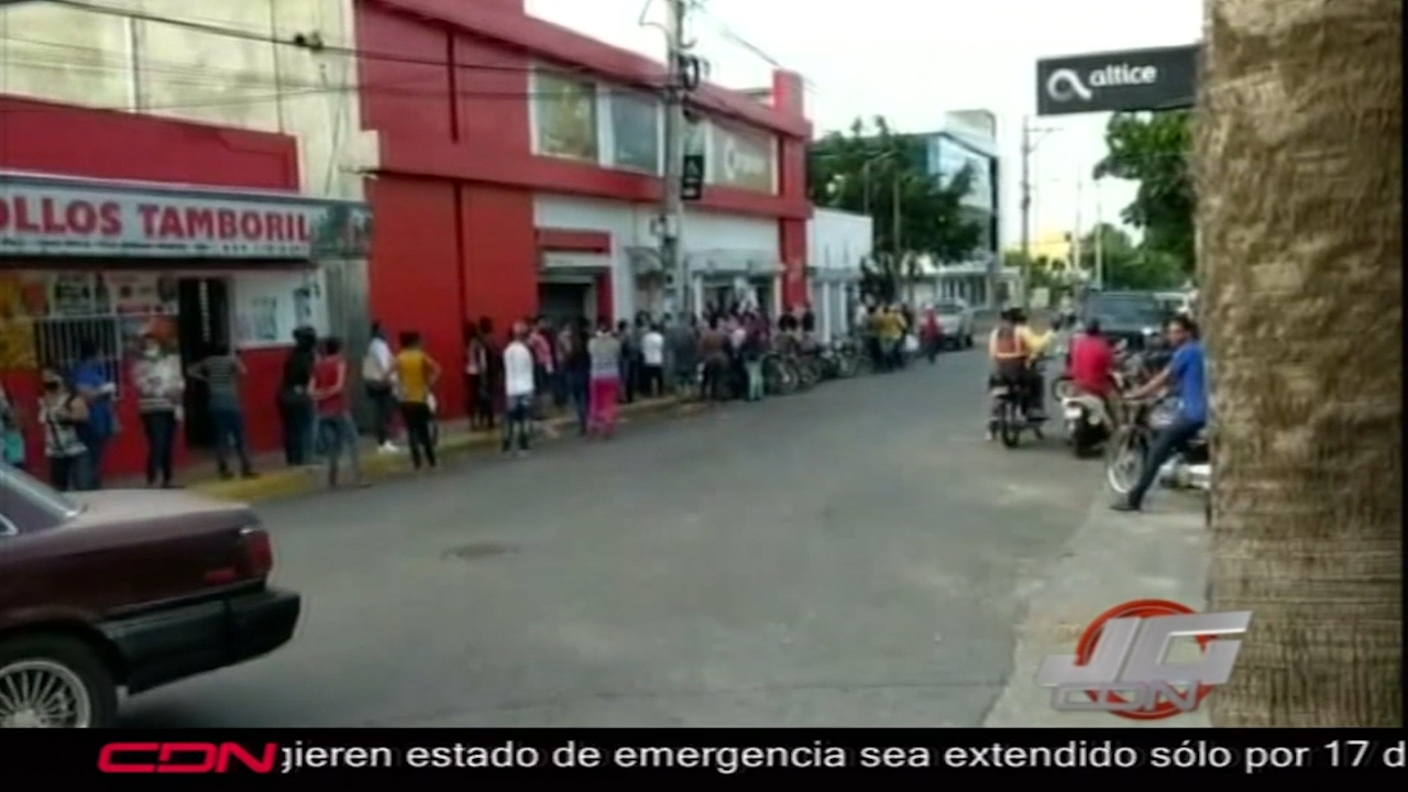 Decenas De Personas Aglomeradas En Los Super Mercados De Santiago