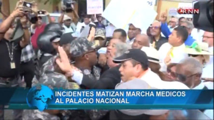Enfrentamiento Entre Agentes De La PN Y Médicos En La Marcha Hacía El Palacio Nacional