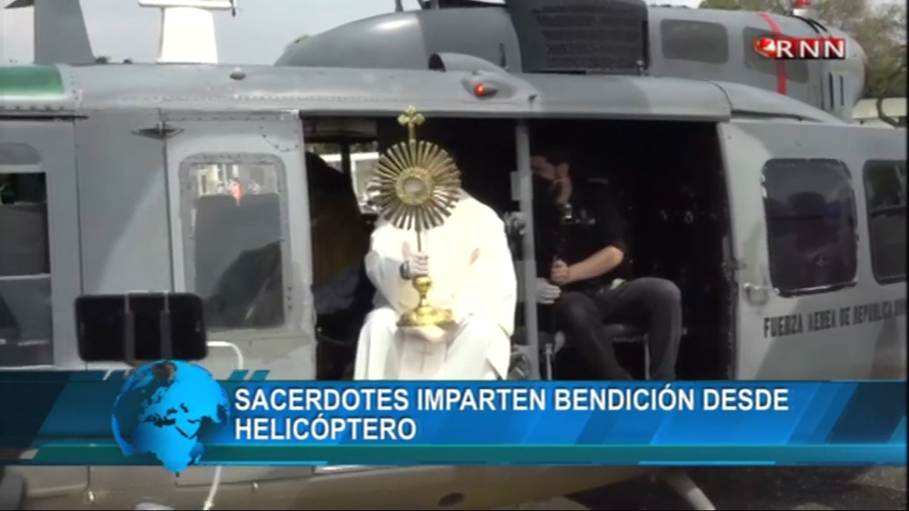 Sacerdote Imparte Bendición Desde Un Helicóptero