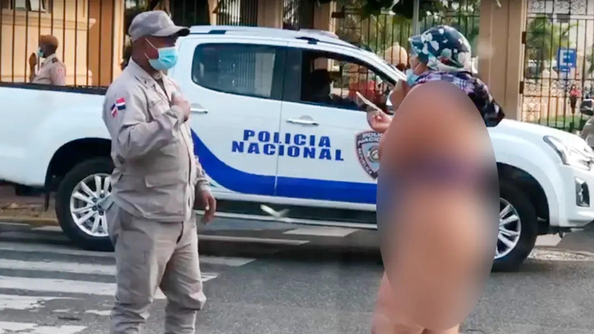 Mujer Se Desnuda Frente Al Palacio Nacional | Tu Tarde