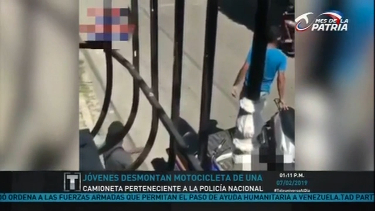 Jóvenes Desmontan Una Motocicleta De Una Camioneta Perteneciente De La Policía Nacional