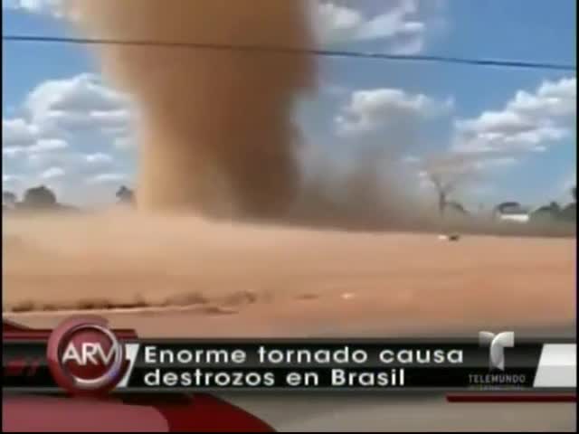 Dos Videos Impresionantes: Un Tornado En Brasil Y Un Ladrón Que Se Llev´ø Miles De Dólares En Un Momento #Video