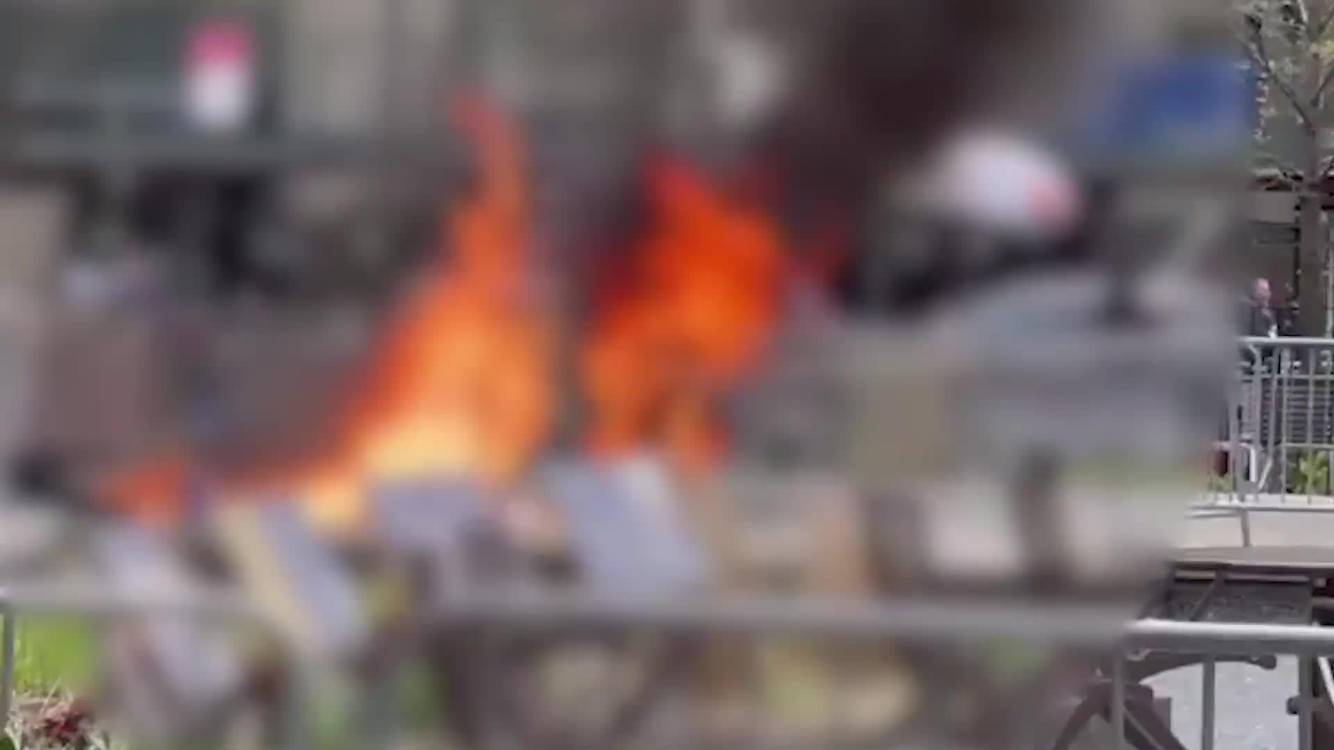 Un Individuo Se Prende Fuego Delante Del Juzgado De Trump En Nueva York