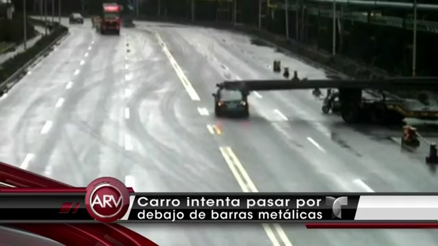Un Auto Intenta Pasar Por Debajo De Barras Metálicas #Video