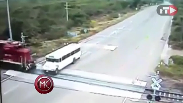 Captado En Video Tren Destruye Un Autobús A Alta Velocidad Dejando Muertos Y Heridos #Video