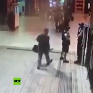 Un Hombre Apuñaló Por La Espalda A Un Policía