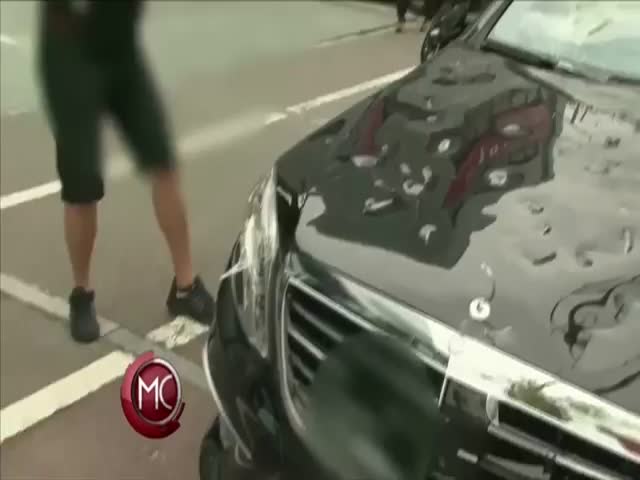 Un Hombre Destrozó Con Un Palo De Golf Su Auto Valorado En Medio Millón De Dólares #Video