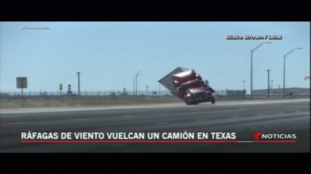 Ráfagas De Viento Vuelcan Un Camión En Texas