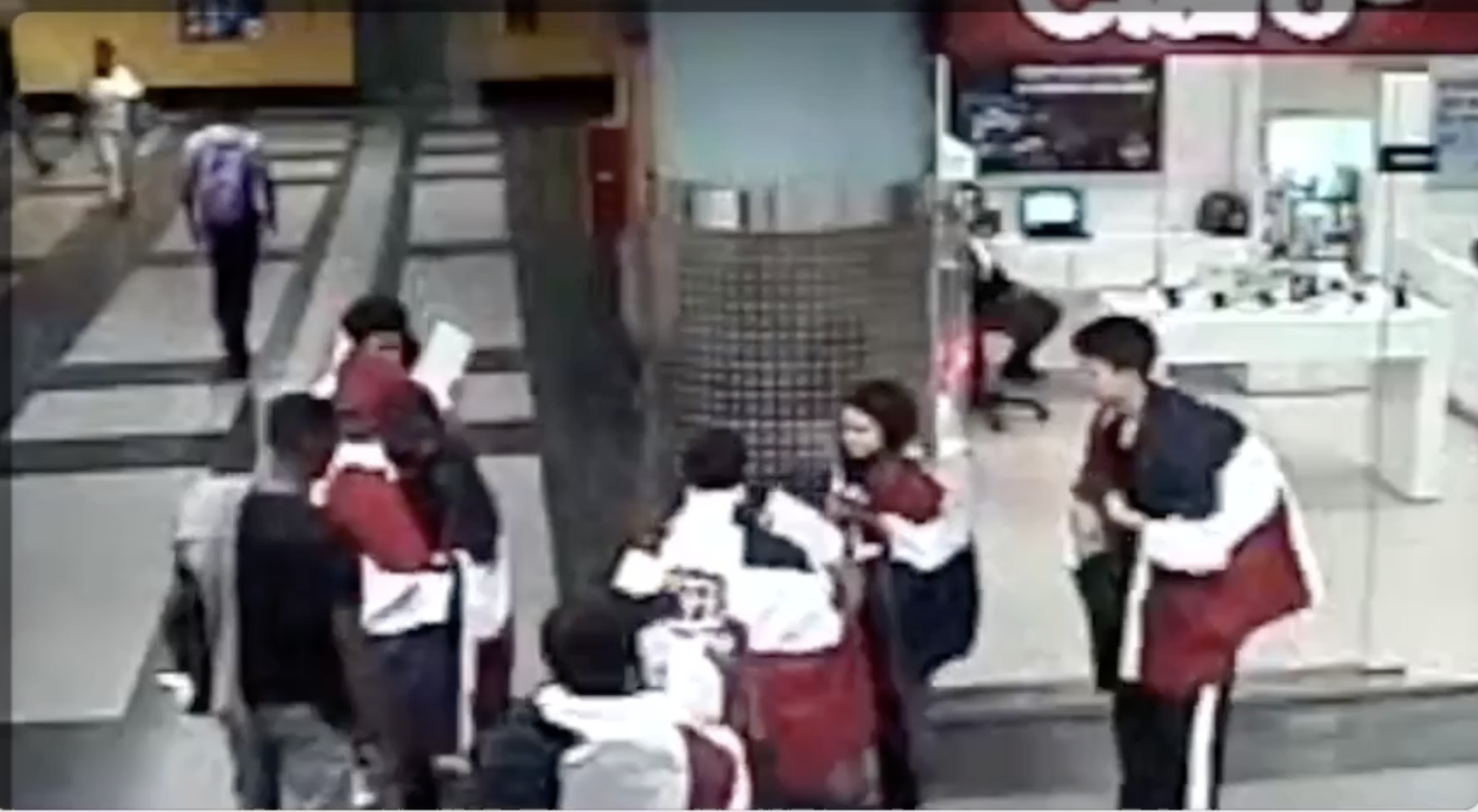 Jóvenes Provocando Caos Solo Para Hacerse Viral