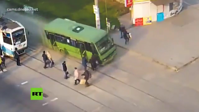 Varias Personas Estuvieron A Punto De Ser Atropelladas En Ucrania Por Un Minibús Al Que Se Le Estropearon Los Frenos