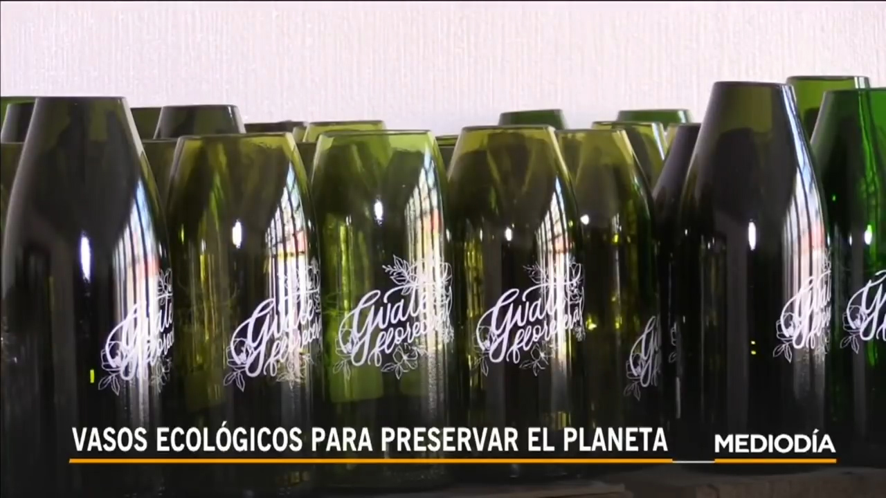 Jóvenes De Guatemala A Favor Del Medio Ambiente Crean Fuente De Empleo Y Grandiosas Obras De Arte Con Botellas Recicladas