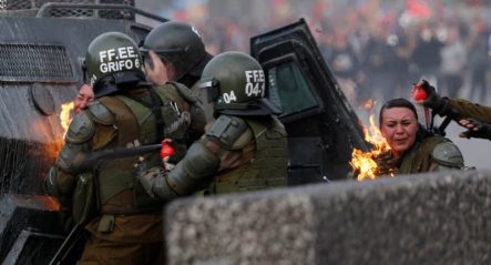 Bombas Incendiarios Arden Sobre Agentes Del Orden En Chile