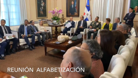 Presidente Danilo Medina Trata Con Funcionarios Sobre Alfabetización