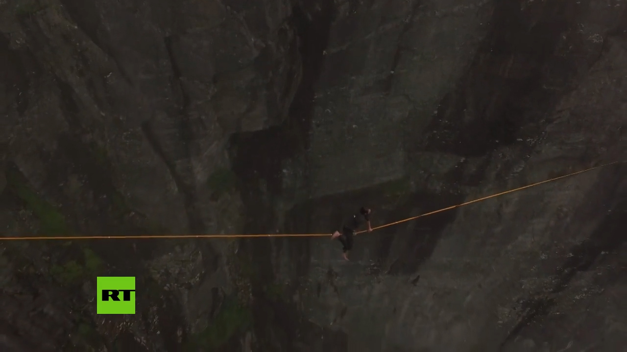 Un Profesional Del Slackline Evita Por Los Pelos Caer Desde 1.000 Metros De Altura