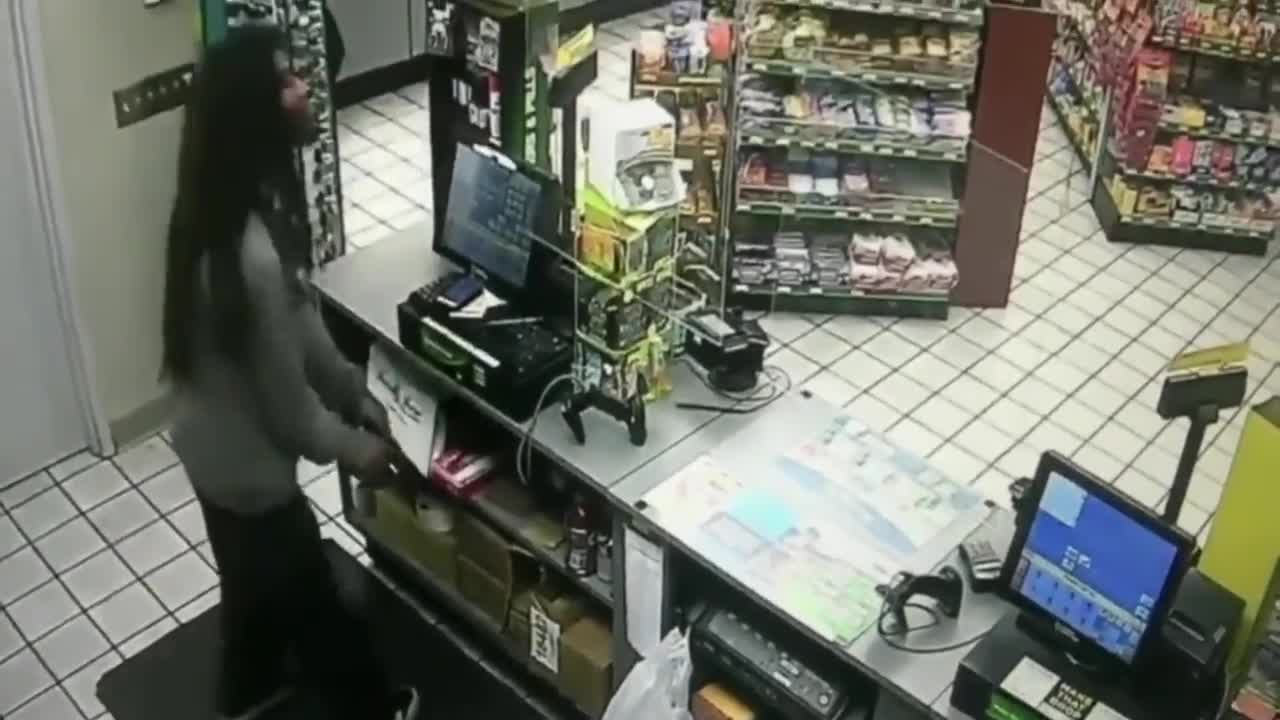 ¡Se Invirtieron Los Papeles! Atracador Intenta Robar Tienda, Pero No Se Esperaba Esto