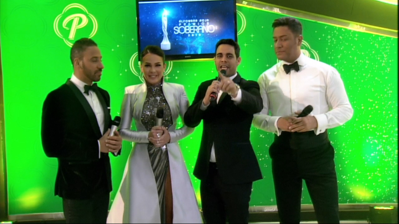 Entrevista Conductores Alfombra Premios Soberano En El Pre-Show