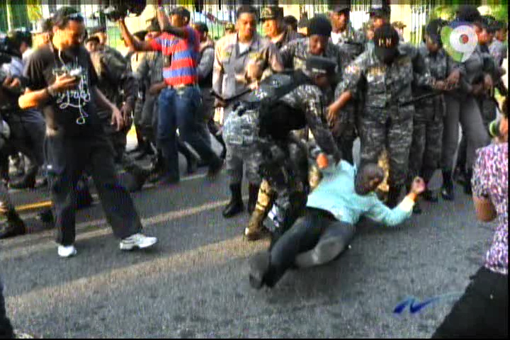 La Foto-Crónica: “Entre Abuso Policial Y El Encendido Del Arbolito Presidencial” #Video