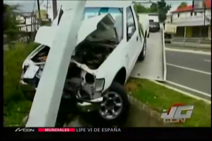 Accidente Camioneta Con Poste De Luz En La Av. Joaquín Balaguer