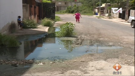 Varios Residentes Afectados Con El Agua Negra Debido A La Mala Conexión Del Drenaje