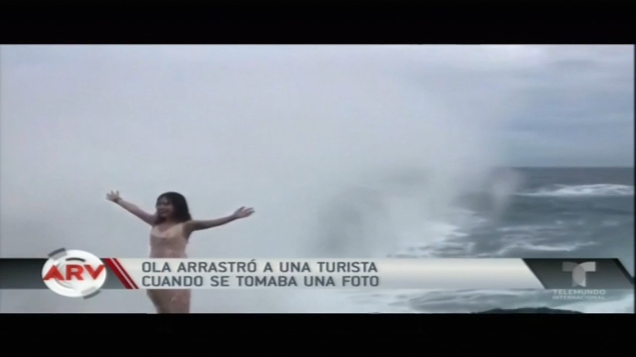 Ola Arrastró A Una Turista Cuando Se Tomaba Una Foto