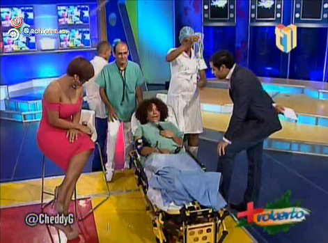 Cheddy García Llega A ‘Más Roberto’ En Una Ambulancia