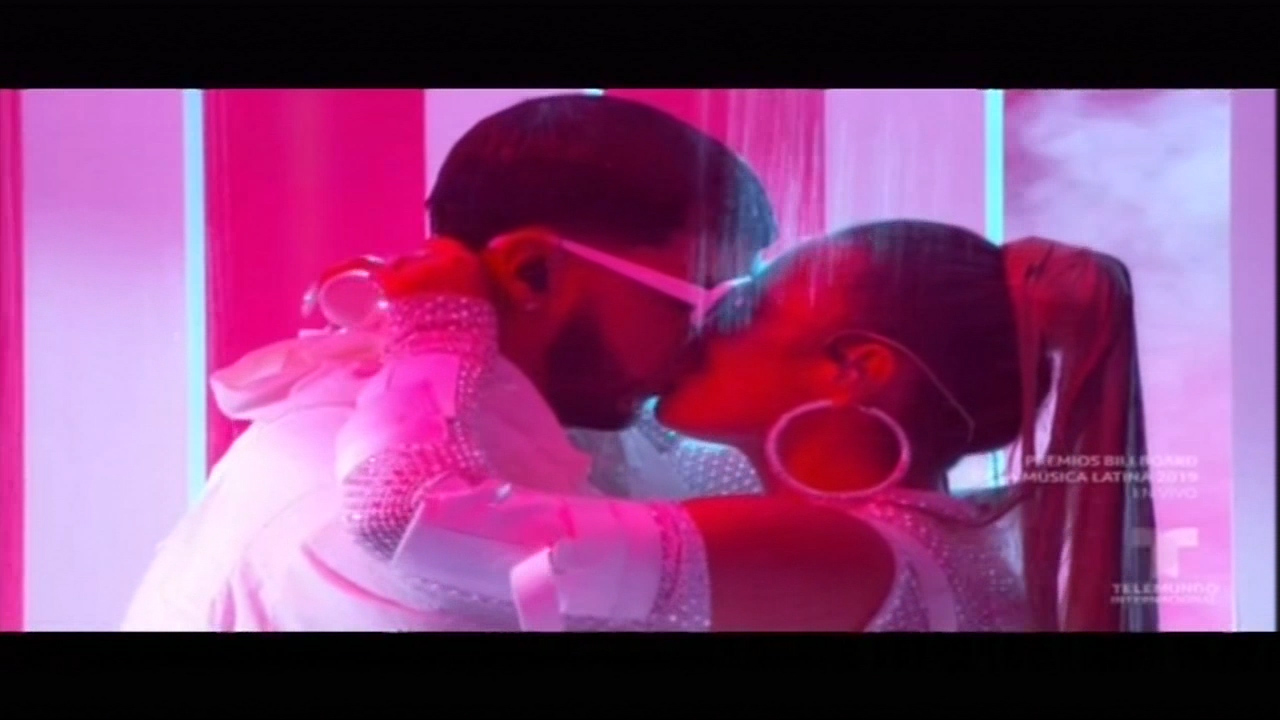 Presentación Anuel AA Y Karol G En Los Billboards