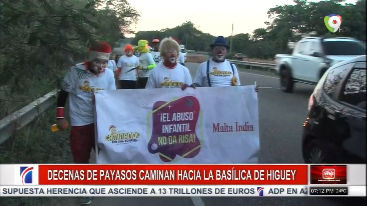Decenas De Payasos Caminan Hacía La Basílica De Higuey En Contra Del Abuso Infantil