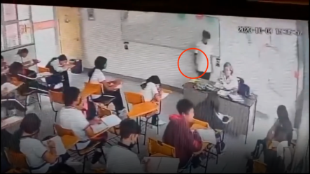 Alumno Ataca Con Un ARMA Blanca A Su Maestra En Plena Clase En Coahuila, México
