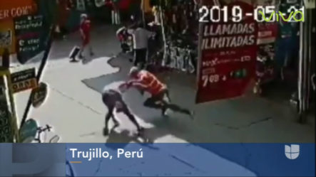 Hombre Lucha Con Asaltante Para Evitar Que Le Roben Su Celular En Perú