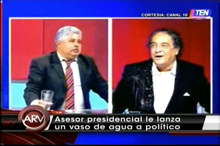 Asesor Presidencial De Honduras Le Lanza Un Vaso De Agua A Un Político En Un Programa De TV En Vivo