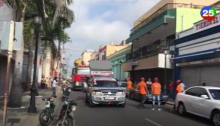 Camiones De Agua Salen A Las Calles A Mojar A Quienes Violen Distanciamiento En Santiago