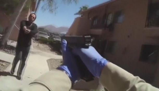 Hombre Enfrenta Policías Con Espadas Y Ellos Se Ven Obligados A Balearlo