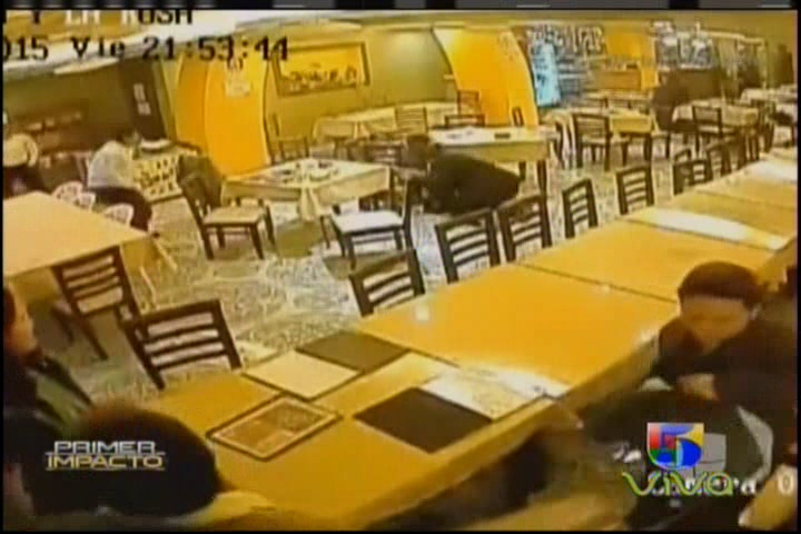 Captado En Video: Delincuentes Armados Entran A Un Restaurante A Cometer Un Atraco