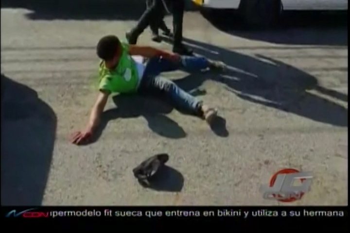 Un Hombre Persigue Y Atropella A Un Delincuente Que Supuestamente Se Metió A Robar A Su Casa En Santiago