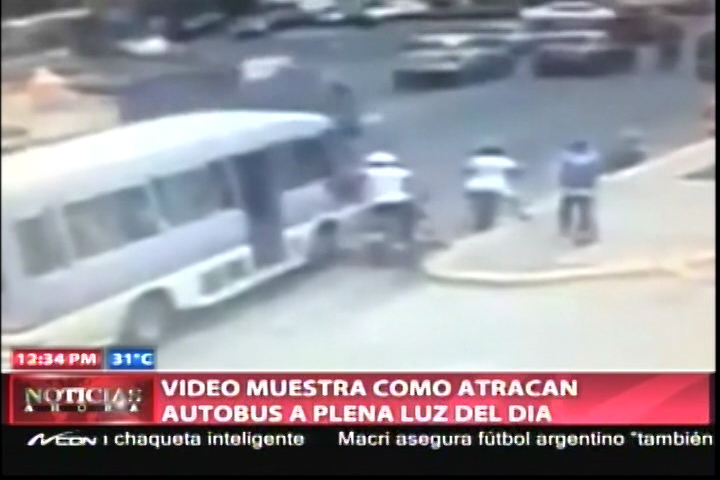 Video Muestra Cómo Atracan Autobus De La OMSA A Plena Luz Del Día En Santo Domingo