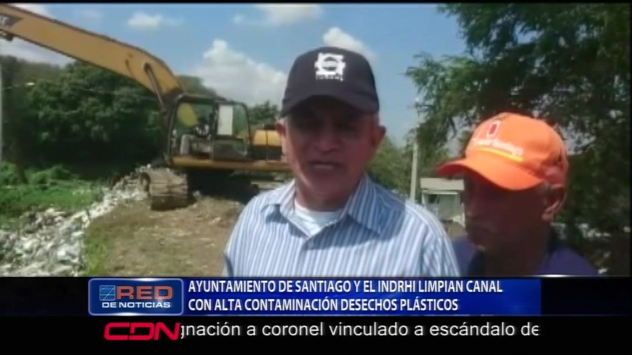 Ayuntamiento De Santiago Y El INDRHI Limpian Canal Con Alta Contaminación De Desechos Plásticos