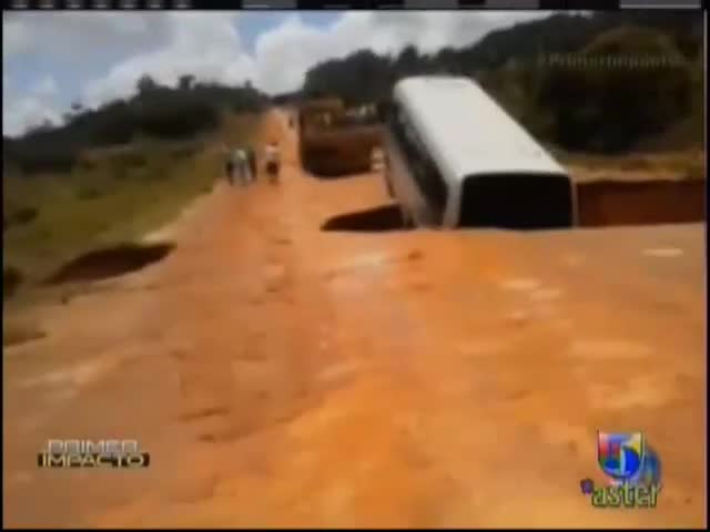 Autobús Es Devorado Por Carretera En Brasil