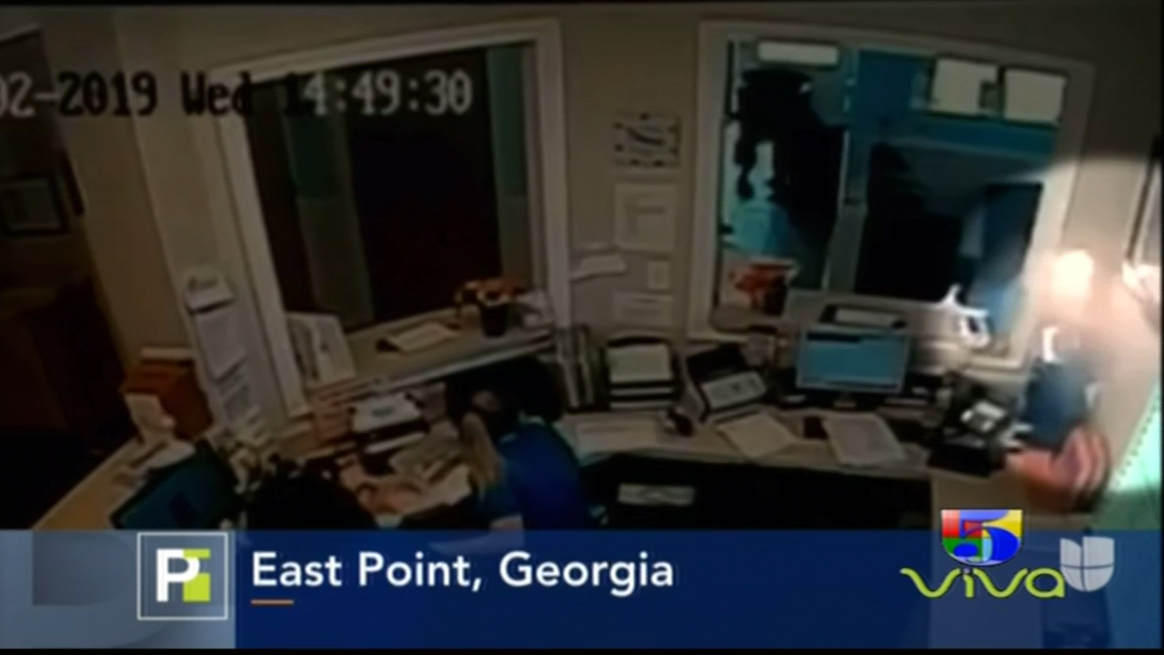 Momentos De Panico Se Vivieron En Una Clínica De Georgia, Cuando Una Bala Rompió La Puerta De Cristal