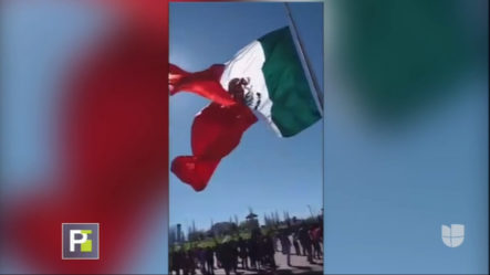 Mientras Un Hombre Recibe Varias Puñaladas Por La Espada En México Un Hombre Sale Volando Por Sostenido De Una Bandera En México