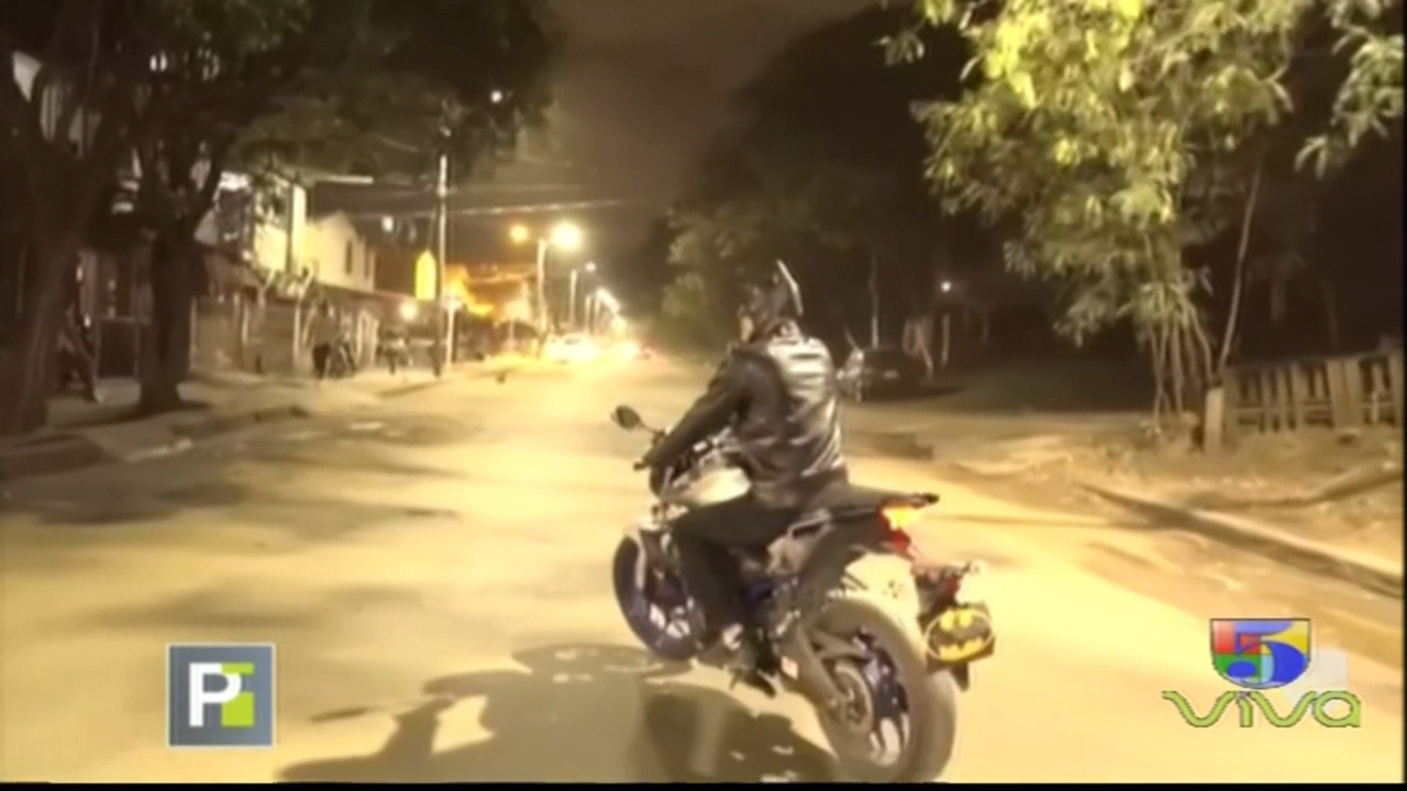 ¡Santos Recórcholis Batman! Extraño Que Sale Disfrazado De Batman Pone En “jaque” A Los Delincuentes En Cali, Colombia