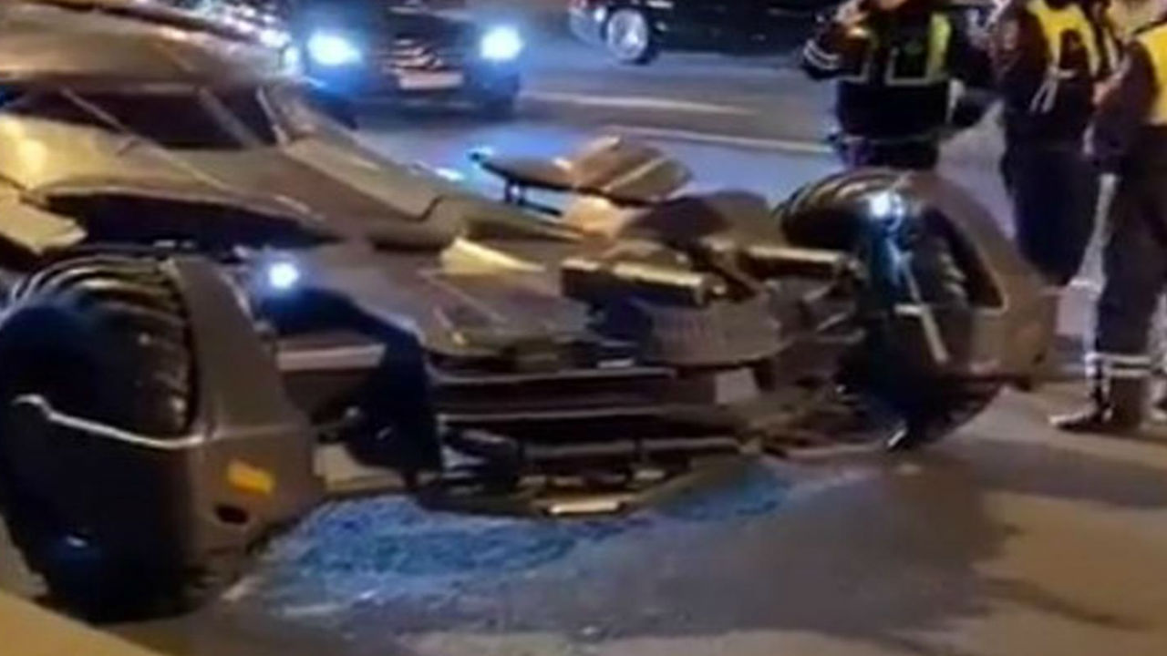 Detienen Al Batimóvil Por No Cumplir Con La Ley