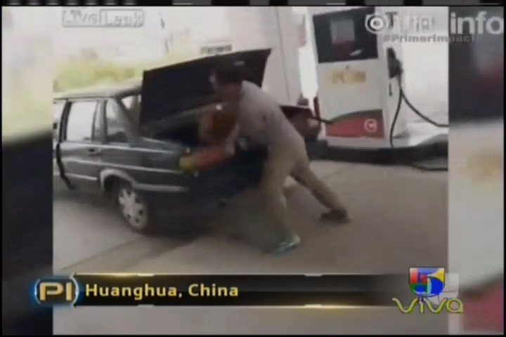 Captado En Video: Hombre Le Cae A Golpes A Su Esposa Y La Entra En El Baúl De Su Carro
