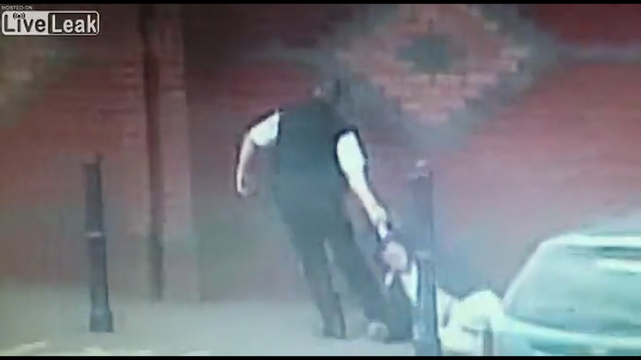 Borracho Intenta Orinar En Centro Comercial Y El Seguridad Lo Arrastra