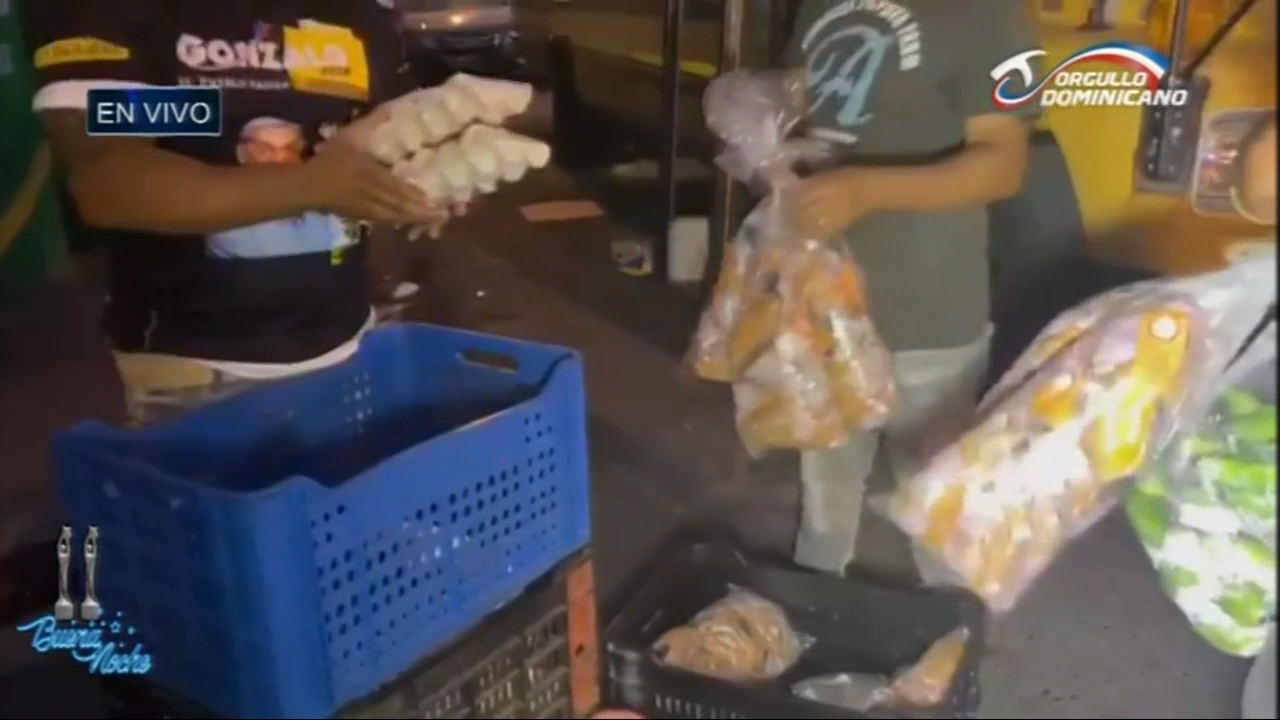 Equipo De Gonzalo Castillo Repartiendo Raciones De Comida En Santiago El Choco TV | Buena Noche